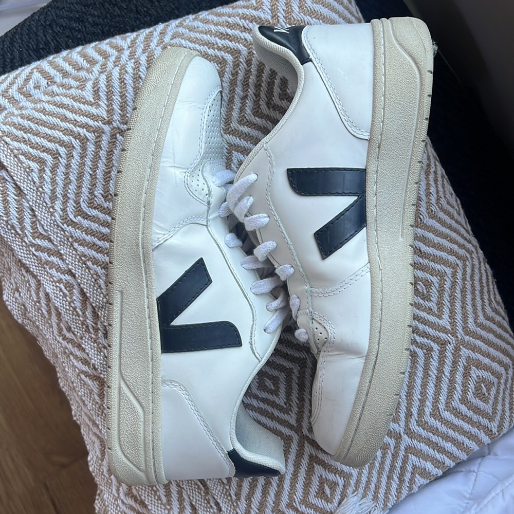 VEJA V-10 Extra White/Black Size 39 (US Women's 8)